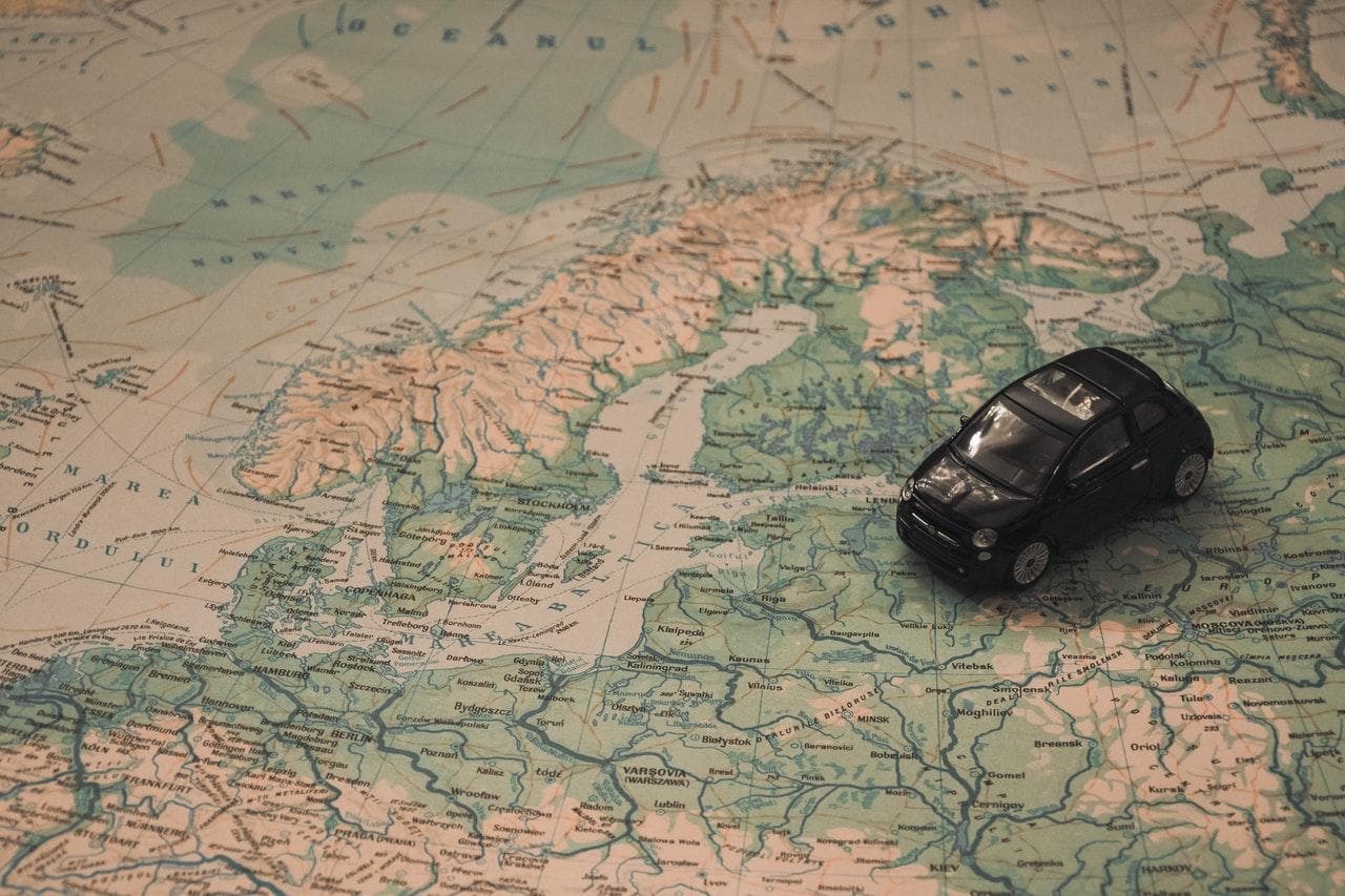 Illustration de navigation et de localisation pour MDA CAR, avec une voiture sur une carte et des repères de localisation